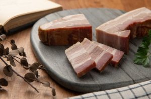 画像2: あけまの森、ベーコン小屋の頑固オヤジが作る塩だけベーコン（2本入り、約450〜470ｇ）